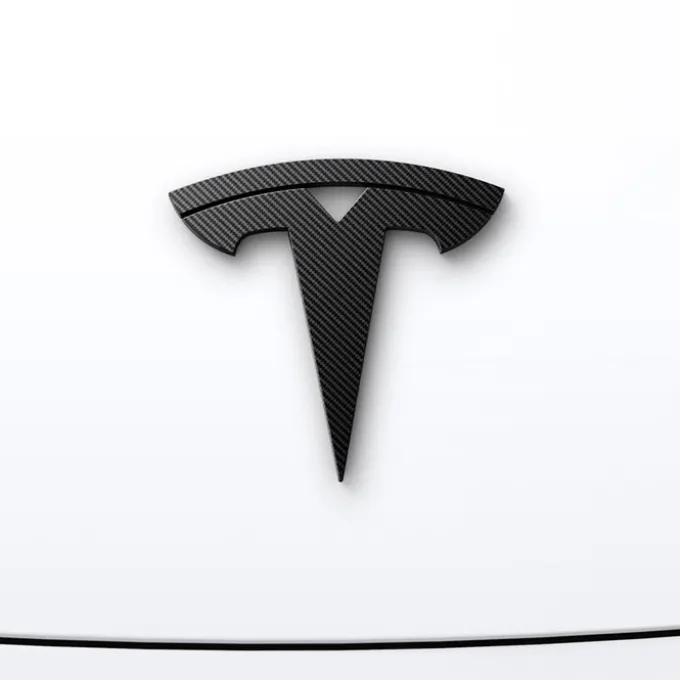 OSŁONA NA PRZEDNIE LOGO ZNACZEK SPIGEN TESLA MODEL 3 2024 FRONT EMBLEM LOGO FULL COVER CARBON