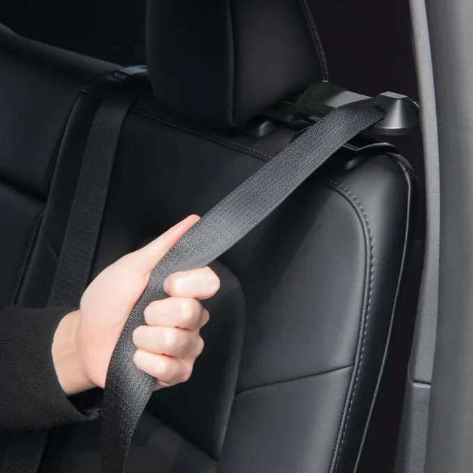 UCHWYT DO PASÓW BEZPIECZEŃSTWA SPIGEN TESLA MODEL Y BACKSEAT SEATBELT HOLDER BLACK